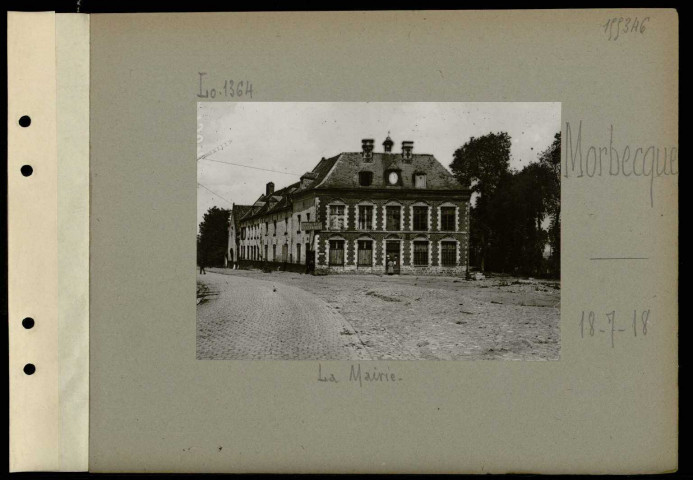 Bois de Nieppe (Près). Exercices de liaison par chiens. Chien de liaison britannique qui vient d'apporter à son maître - après avoir traversé le canal - le message dont il était chargé