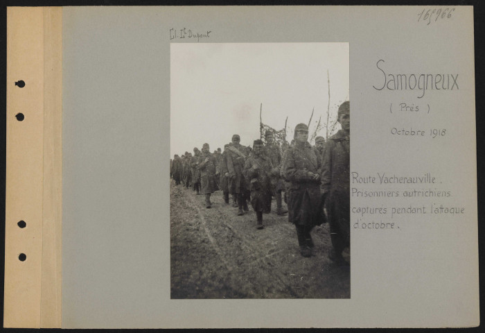 Samogneux (près). Route de Vacherauville. Prisonniers autrichiens capturés pendant l'attaque d'octobre