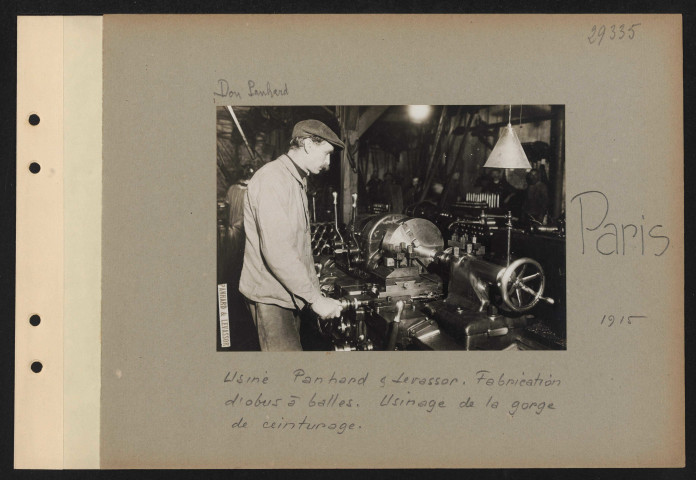 Paris. Usine Panhard et Levassor. Fabrication d'obus à balles. Usinage de la gorge de ceinturage