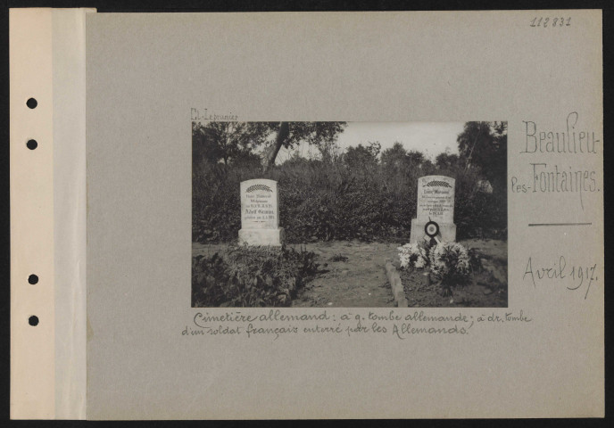 Beaulieu-les-Fontaines. Cimetière allemand : à gauche tombe allemande ; à droite tombe d'un soldat français enterré par les Allemands