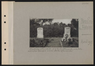 Beaulieu-les-Fontaines. Cimetière allemand : à gauche tombe allemande ; à droite tombe d'un soldat français enterré par les Allemands