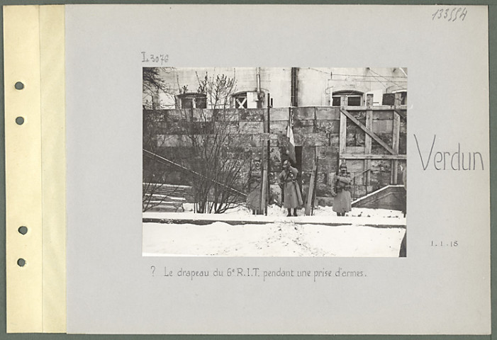 Verdun. ? Le drapeau du 6e régiment d'infanterie territoriale pendant une prise d'armes