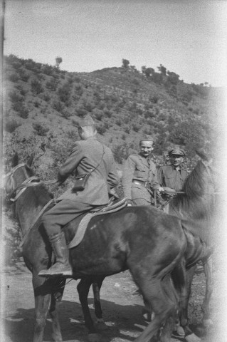 Inspection de la première ligne: (de dos) Gabriel Ersler, (derrière plutôt au centre) B. Molojec dit "Edward"