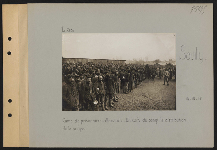 Souilly. Camp de prisonniers allemands. Un coin du camp, la distribution de la soupe