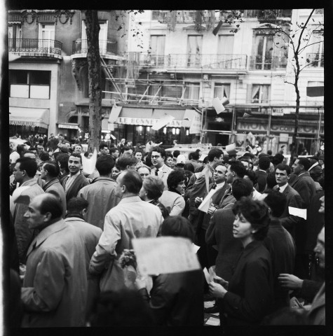Manifestations contre les violences du 17 octobre 1961 et contre la guerre d'Algérie : à la place Maubert et le PSU à la place Clichy