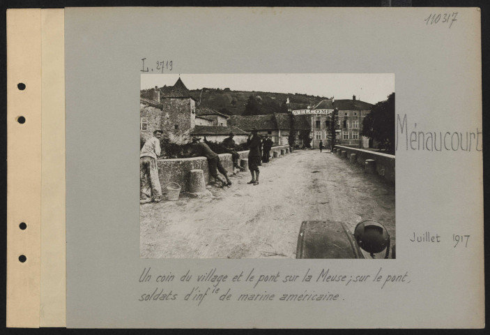 Ménaucourt. Un coin du village et le pont sur la Meuse ; sur le pont, soldats d'infanterie de marine américaine
