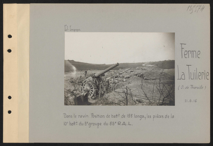 Ferme La Tuilerie (ouest de Thierville). Dans le ravin. Position de batterie de 155 longs ; les pièces de la 10e batterie du 5e groupe du 85e RAL