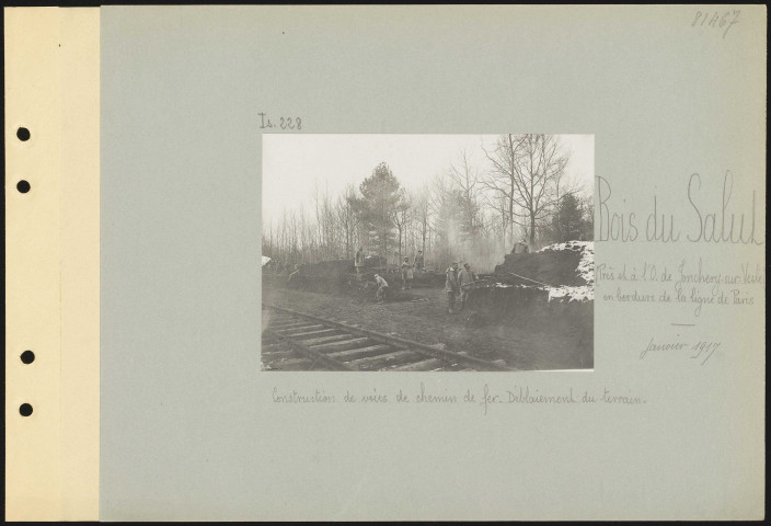 Bois du Salut (près et à l'ouest de Jonchery-sur-Vesle), en bordure de la ligne de Paris. Construction de voies de chemin de fer. Déblaiement du terrain