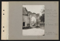 Prieuré de Sainte-Croix (Parc d'Offémont). Les ruines et entrée de la ferme