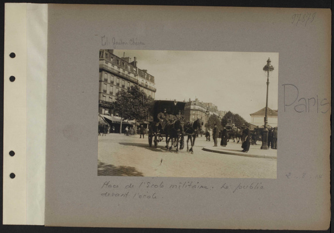 Paris. Place de l'Ecole militaire. Le public devant l'école