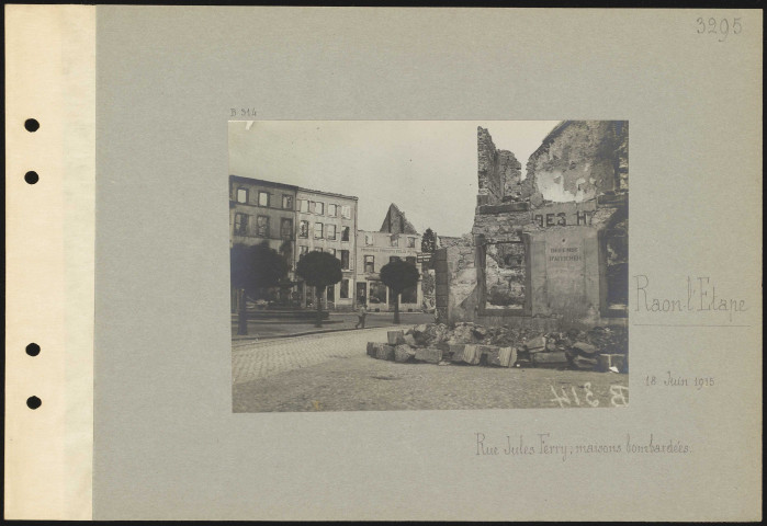 Raon-l'Étape. Rue Jules Ferry ; maisons bombardées