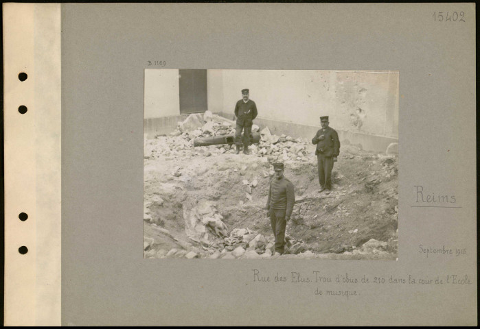 Reims. Rue des Elus. Trou d'obus de 210 dans la cour de l'école de musique