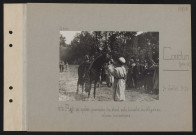 Coudun (près de). Deuxième régiment de spahis : présentation d'un cheval arabe harnaché aux délégués des colonies britanniques