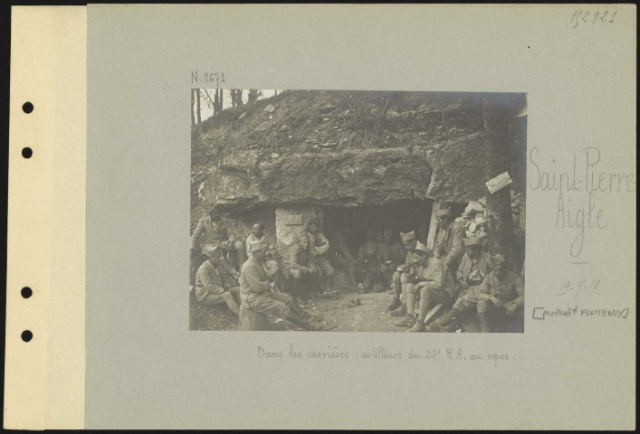 Saint-Pierre Aigle. Dans les carrières : artilleurs du 22e régiment d'artillerie au repos [probablement FONTENOY]