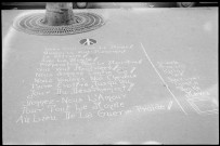 Inscriptions au sol : poème du MCAA contre la guerre froide. Guy de Boisson. L'équipe du Nouvel Observateur. Tournage du téléfilm « Anna » avec Jean-Claude Brialy