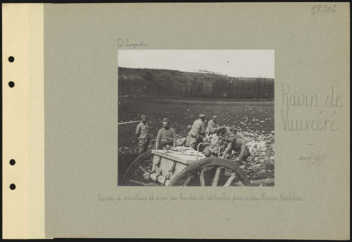 Ravin de Vauxcéré. Caisson à munitions et mise sur bandes de cartouches pour mitrailleuses Hotchkiss