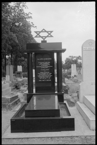 Cimetière de Pantin. Aux magasins : « les jeunes et la civilisation de consommation »