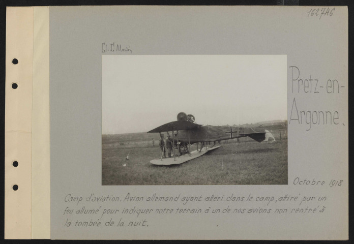 Pretz-en-Argonne. Camp d'aviation. Avion allemand ayant atterri dans le camp, attiré par un feu allumé pour indiquer notre terrain à un de nos avions non rentré à la tombée de la nuit