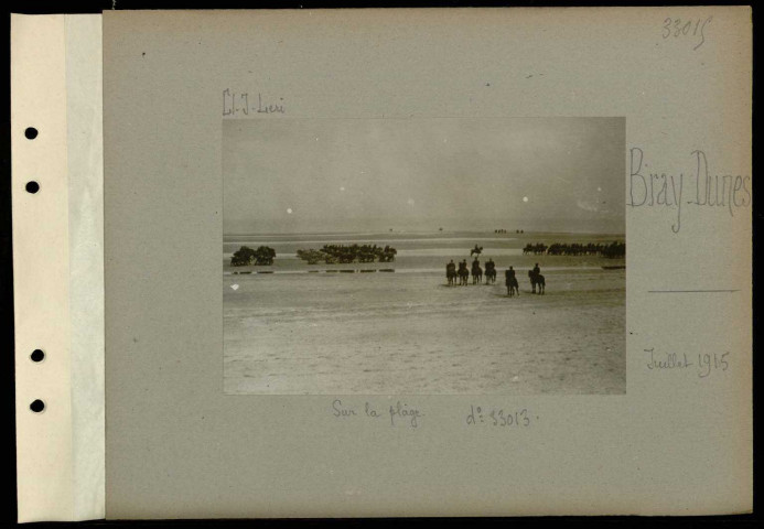 Bray-Dunes. Sur la plage. Revue de la 1ère division de cavalerie belge par le roi et la reine des Belges