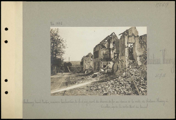 Château-Thierry. Faubourg Saint-Martin, maisons bombardées. Au fond, à gauche, pont du chemin de fer au-dessus de la route de Château-Thierry à Vincelles, après la sortie nord du tunnel