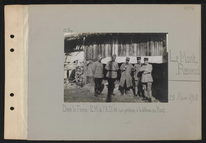 Le Mont-Renaud. Dans la ferme : EM de l'AD 35 qui participe à la défense du mont