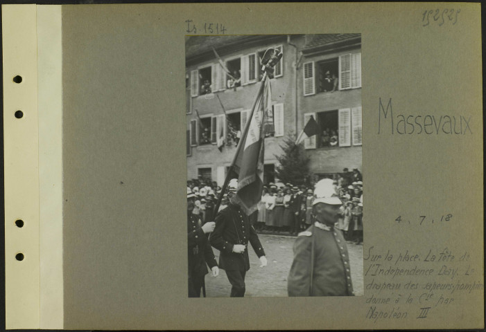 Massevaux. Sur la place. La fête de l'Independance Day. Le drapeau des sapeurs-pompiers donné à la compagnie par Napoléon III