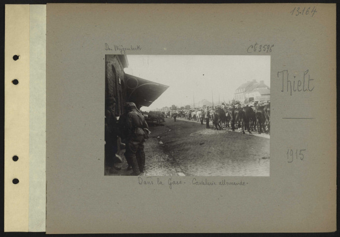 Westvleteren. Revue passée par le président Poincaré à l'occasion d'une remise de drapeaux à des régiments