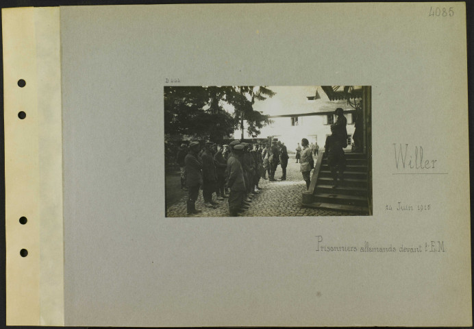 Willer. Prisonniers allemands devant l'état-major