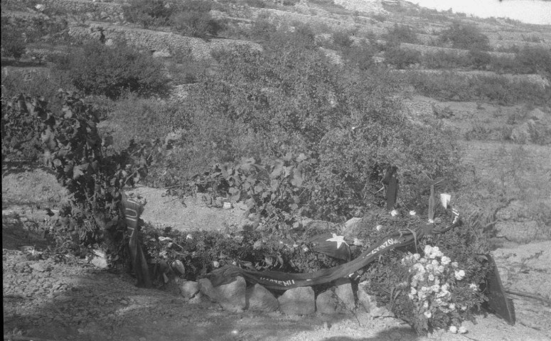 La tombe de Rothole, en Catalogne, mort dans la chute d'un camion plein de soldats