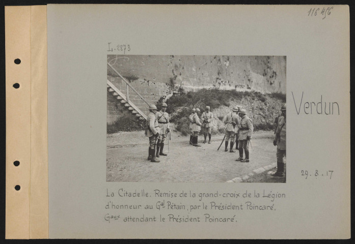 Verdun. La citadelle. Remise de la grand-croix de la Légion d'honneur au général Pétain par le président Poincaré. Généraux attendant le président Poincaré