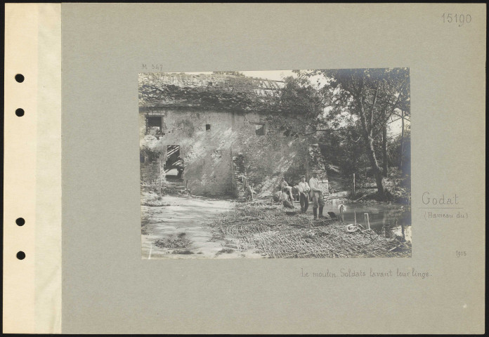 Godat (hameau du). Le moulin. Soldats lavant leur linge