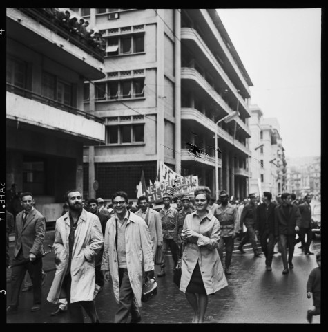Manifestation et groupe de jeunes dans la rue