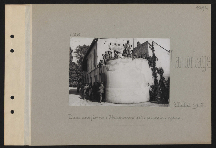 Lamorlaye. Dans une ferme : prisonniers allemands au repos