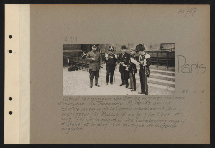Paris. Festival des musiques des gardes anglaise, italienne et française. Au Trocadéro. M. Parès ancien chef de musique de la garde républicaine, son successeur M. Balay (à sa gauche) les chef et sous-chef de musique des carabiniers royaux d'Italie et le chef de musique de la garde anglaise