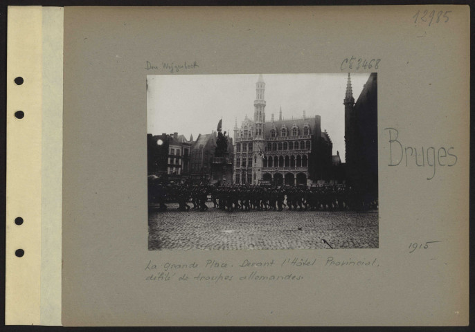 Bruges. La grand place. Devant l'hôtel Provincial, défilé de troupes allemandes