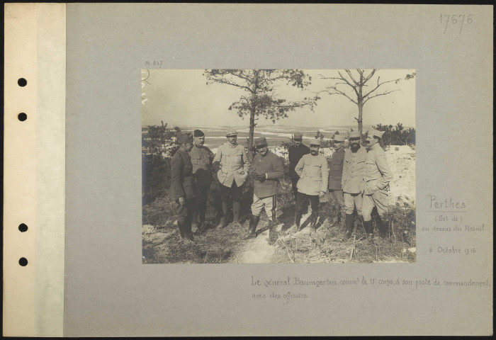Perthes (est de), au-dessus du Mesnil. Le général Baumgarten commandant le 11e corps, à son poste de commandement, avec des officiers