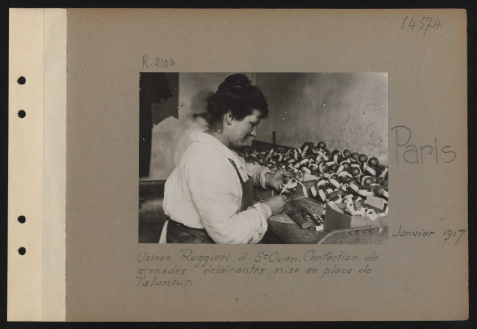 Paris. Usines Ruggieri à Saint-Ouen. Confection de grenades éclairantes, mise en place de l'allumeur