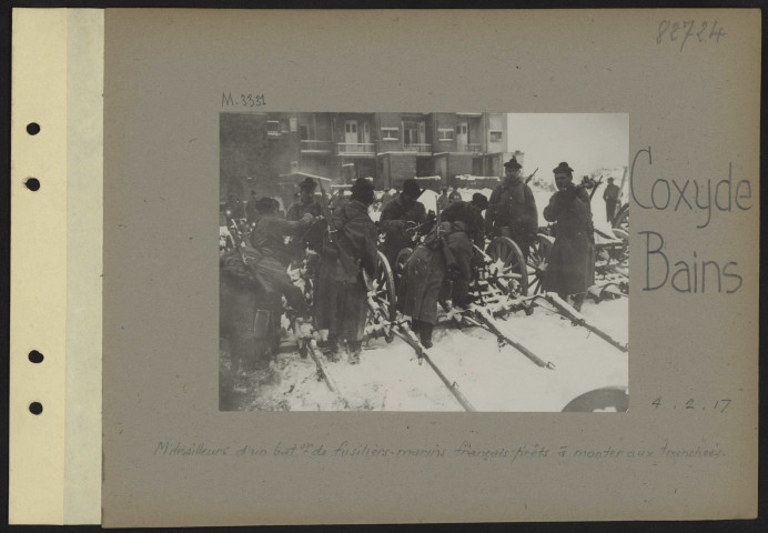 Coxyde-Bains. Mitrailleurs d'un bataillon de fusiliers-marins français prêts à monter aux tranchées