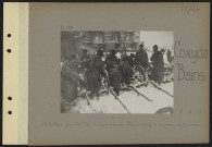 Coxyde-Bains. Mitrailleurs d'un bataillon de fusiliers-marins français prêts à monter aux tranchées