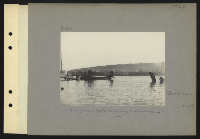 Boulogne. Dans le port. Rentrée d'un hydravion de reconnaissance