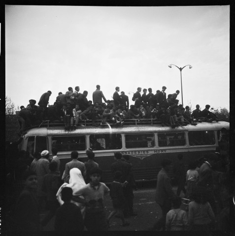 Manifestation du 4 avril 1963 et portraits de personnes dans les locaux de Révolution Africaine