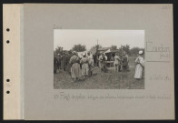 Coudun (près de). Deuxième régiment de spahis : délégués des colonies britanniques devant la tente du colonel