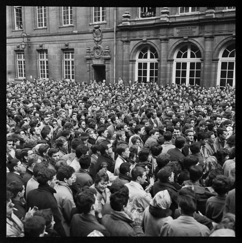 Rassemblement à la Sorbonne et manifestation du Front universitaire antifasciste (FUA) dans le Quartier Latin