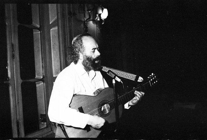 Rabbin Gottlieb à la guitare. Discours de Beate Klarsfeld aux côtés de Henry Bulawko