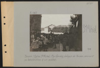 Saint-Mihiel. Devant l'église Saint-Michel. Mgr. Ginisty, évêque de Verdun, donnant sa bénédiction à un soldat
