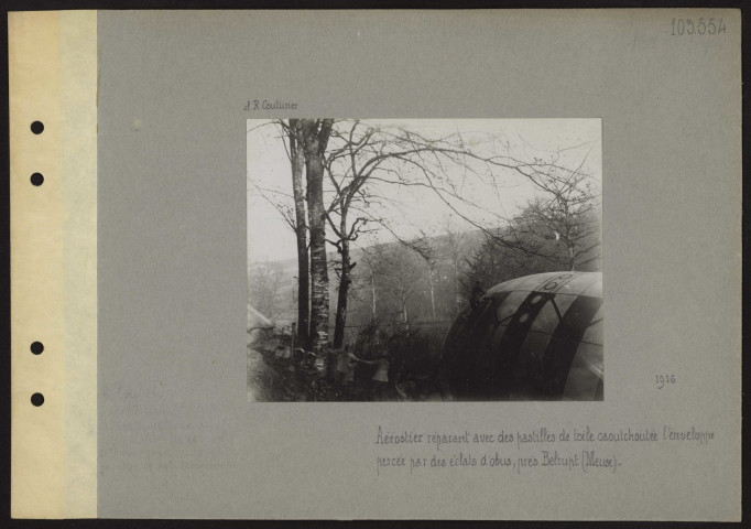 Belrupt (Meuse). Aérostier réparant avec des pastilles de toile caoutchoutée l'enveloppe percée par des éclats d'obus