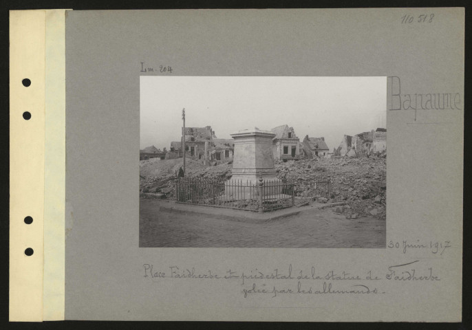 Bapaume. Place Faidherbe et piédestal de la statue de Faidherbe volée par les Allemands