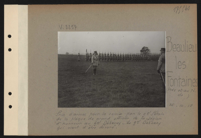 Beaulieu-les-Fontaines (près et au nord de). Prise d'armes pour la remise, par le général Pétain de la plaque de grand-officier de la Légion d'honneur au général Debeney. Le général Debeney qui vient d'être décoré