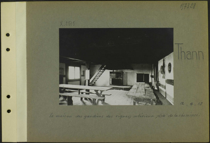 Thann. La maison des gardiens des vignes ; intérieur ; côté de la cheminée