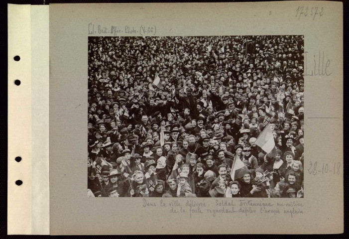 Lille. Dans la ville délivrée. Soldat britannique au milieu de la foule regardant défiler l'armée anglaise